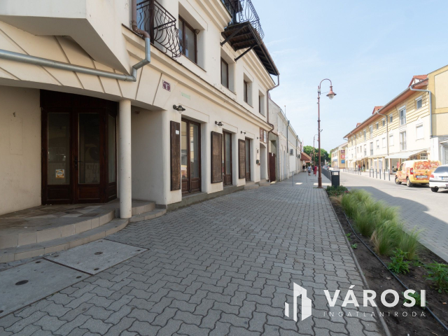 Siófok belvárosában a főtéren 591 nm lakóterű ingatlan eladó