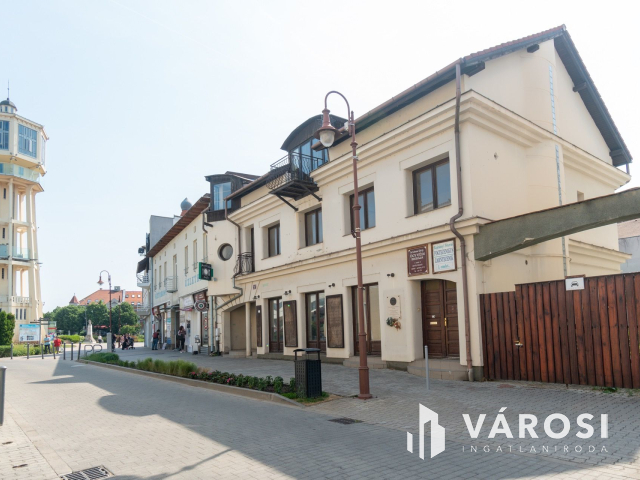 Siófok belvárosában a főtéren 591 nm lakóterű ingatlan eladó