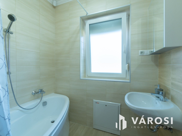 Újszerű, kiváló ikerfél Siófok Sóstón eladó