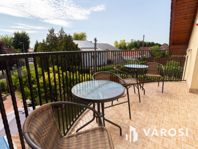 Eladó 6 lakásos családi ház Siófokon