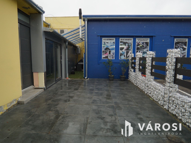 Ipari komplexum, frekventált helyen