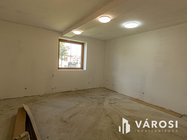 Felújított vályogház Kamut csendes kis utcájában