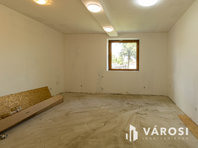 Felújított vályogház Kamut csendes kis utcájában