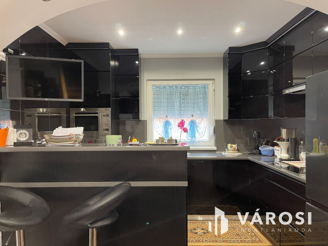 Igényes ház, kis udvarral frekventált helyen eladó