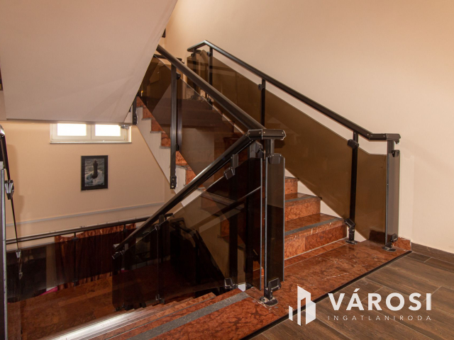 Komárom központi részén Hotel eladó