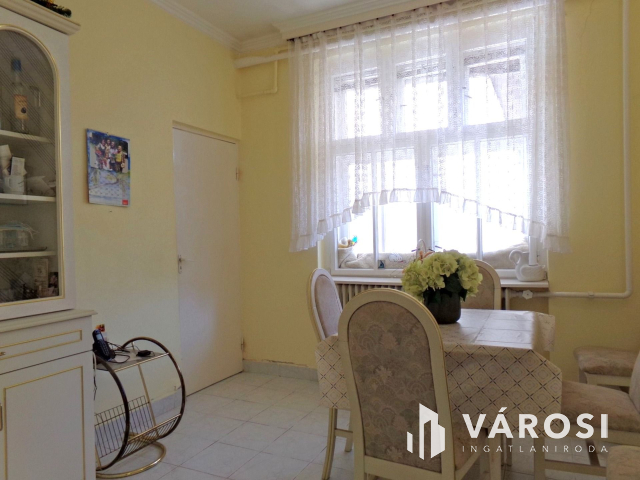 Gyulán belvárosi telek, két családi házzal eladó