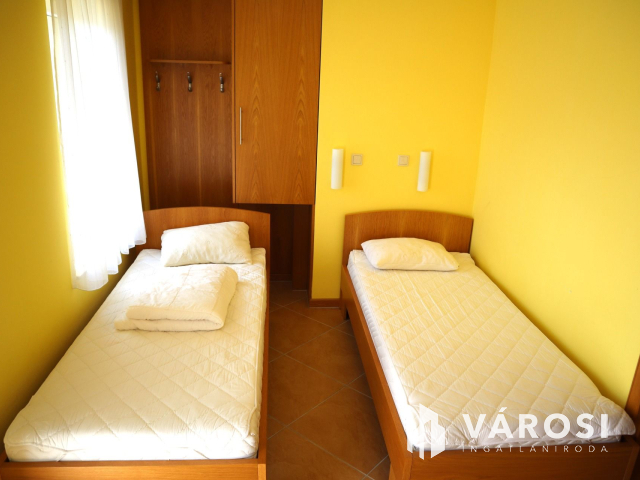 7 apartmanos üdülőház a Balaton partján