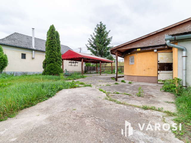 Eladó üzlethelyiség nagy telekkel Bicskén