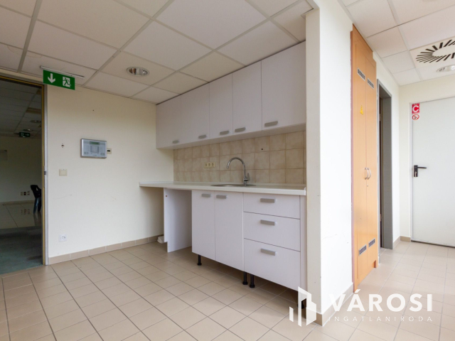 Tágas, világos irodahelyiség kiadó Békásmegyeren