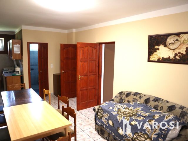 4 apartmanos családi ház eladó Sóstón