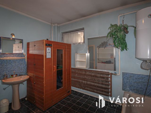 Két generációs négyszintes családi ház Jaminában