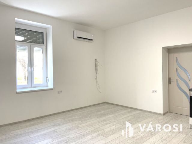 Teljesen felújított, földszinti lakás Orosháza belvárosában