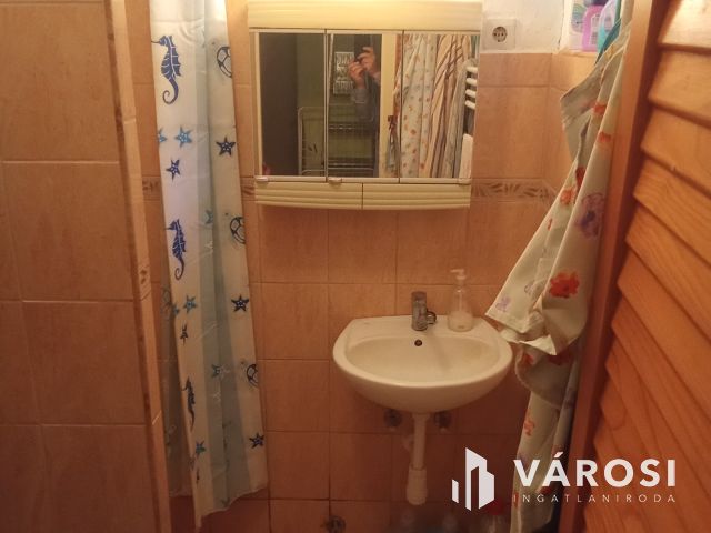 2,5 szobás, ikerházfél, telekkel, garázzsal, melléképülettel