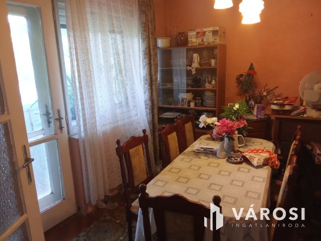 2,5 szobás, ikerházfél, telekkel, garázzsal, melléképülettel