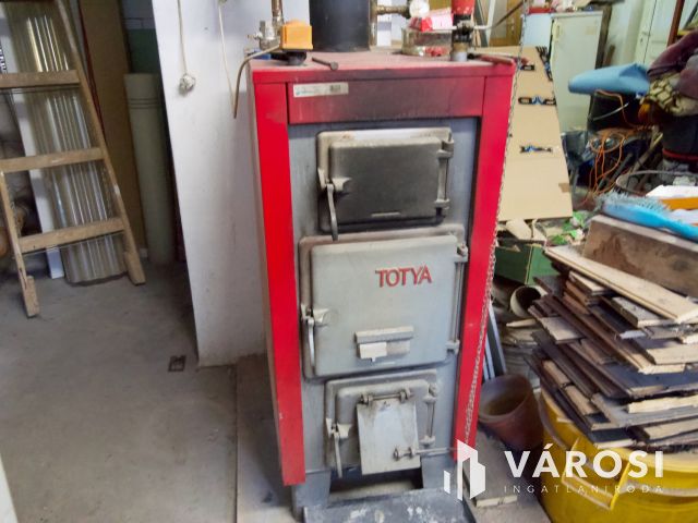 Nagy telkes, szuterénes családi ház eladó