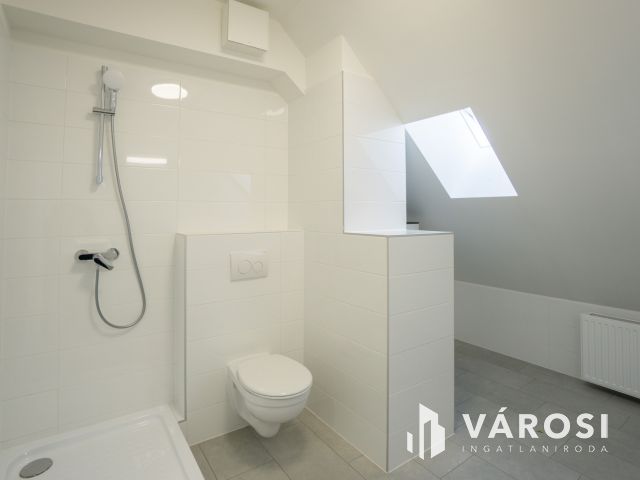 Kiadó iroda egy megújuló irodaházban