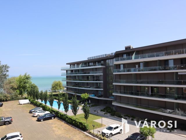 Panorámás felújított lakás az Aranyparton