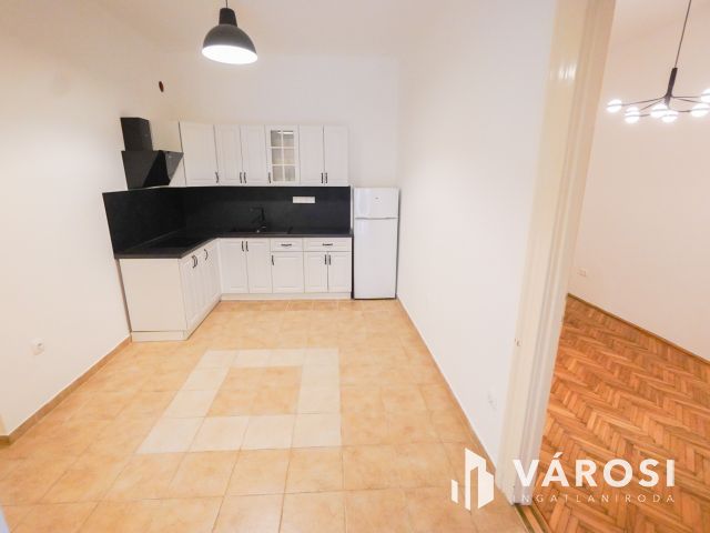 Remek elhelyezkedéssel a Váralja utcában!