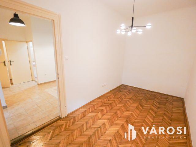 Remek elhelyezkedéssel a Váralja utcában!