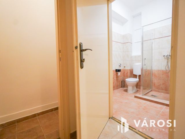 Remek elhelyezkedéssel a Váralja utcában!