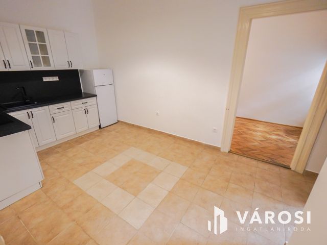 Remek elhelyezkedéssel a Váralja utcában!