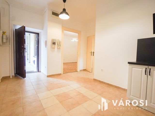 Remek elhelyezkedéssel a Váralja utcában!