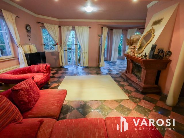 Újszerű családi ház Érden!