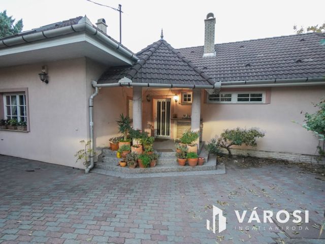 Újszerű családi ház Érden!