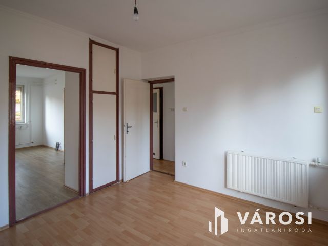 2 szobás sorházi lakás saját udvarral