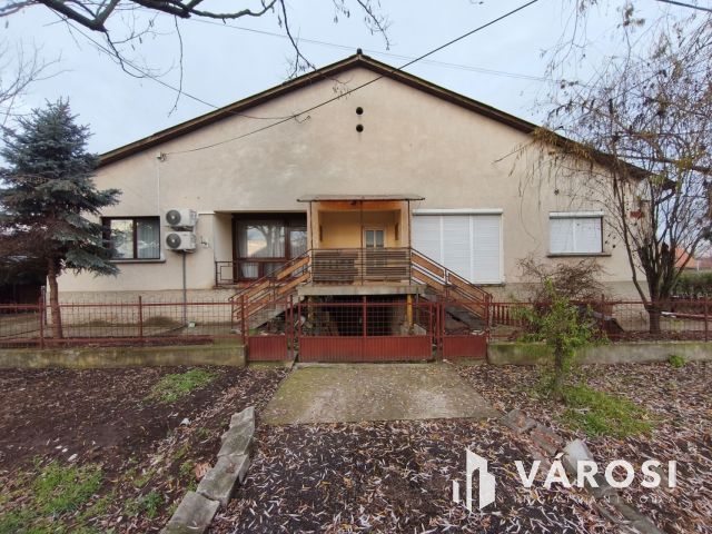 Társasházi lakás 200 m2-es kertrésszel Hatvanban!