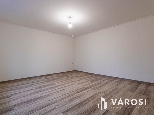 Gyula belvárosában felújított családi ház eladó.