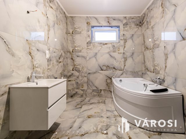 Gyula belvárosában felújított családi ház eladó.