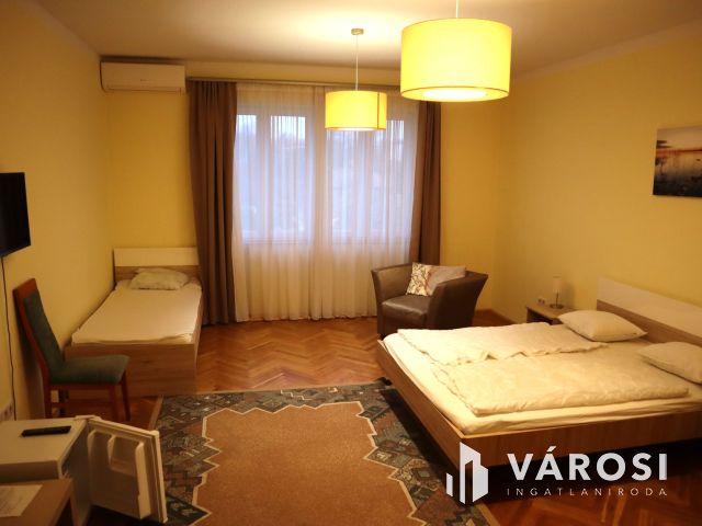 10 lakóegységes üdülőház Siófok Ezüstpartján eladó