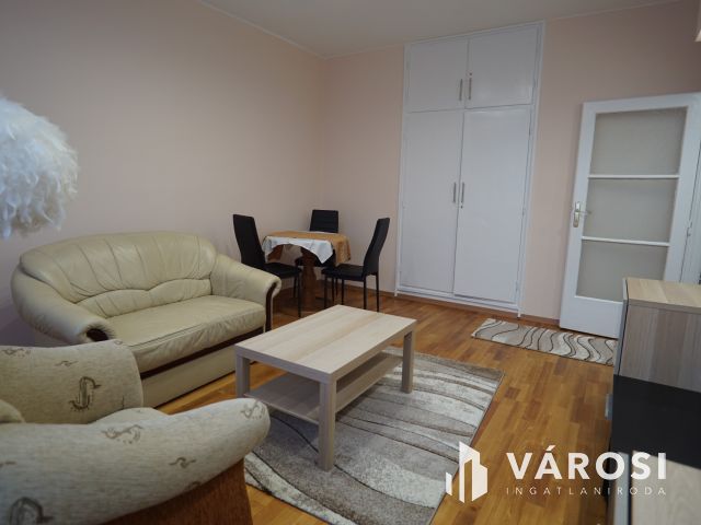 Csokonai utcában, első emeleti, felújított lakás!