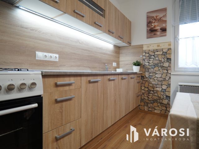 Csokonai utcában, első emeleti, felújított lakás!