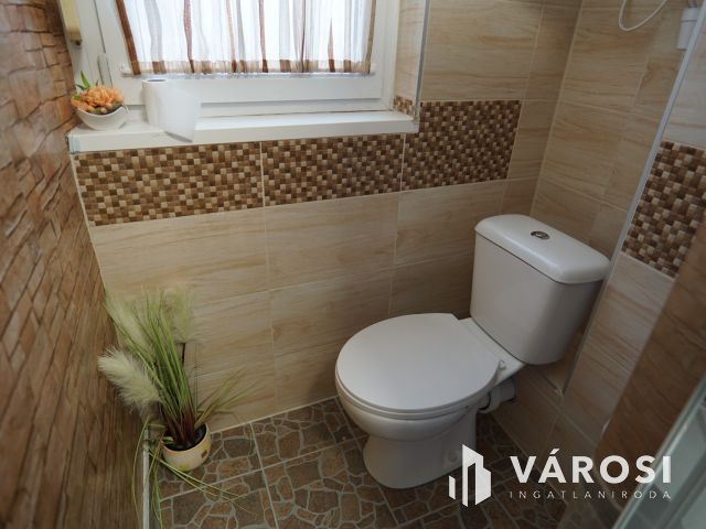 Csokonai utcában, első emeleti, felújított lakás!