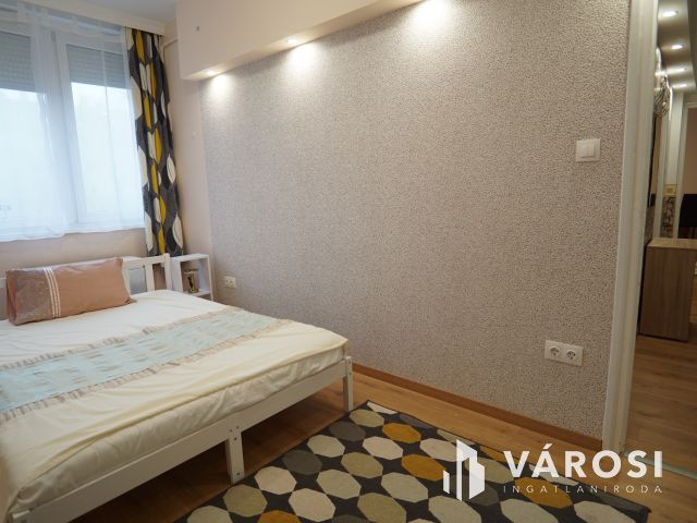 Csokonai utcában, első emeleti, felújított lakás!