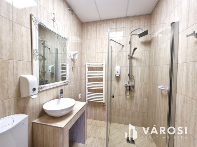 Kétszintes szállodai komplexum Békéscsaba szívében