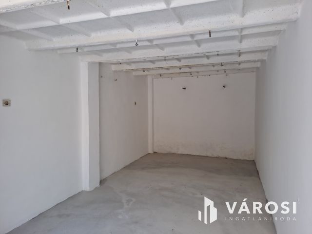 Rendezett garázs jó helyen eladó a Dobozi lakótelepen