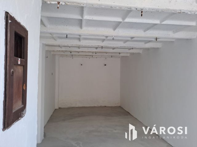 Rendezett garázs jó helyen eladó a Dobozi lakótelepen