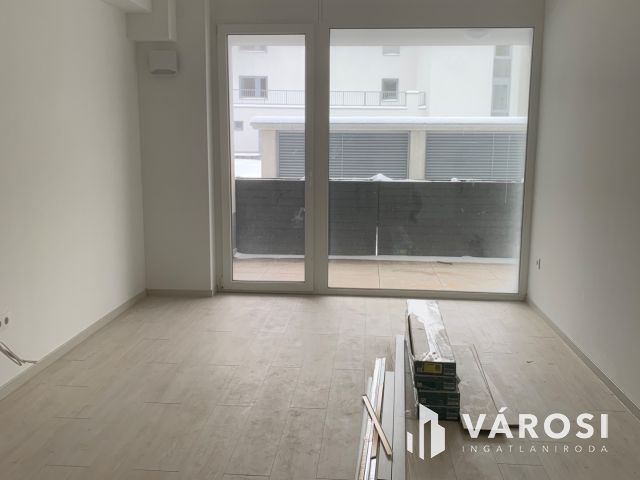 Belvárosban nagy teraszos igényes lakás eladó