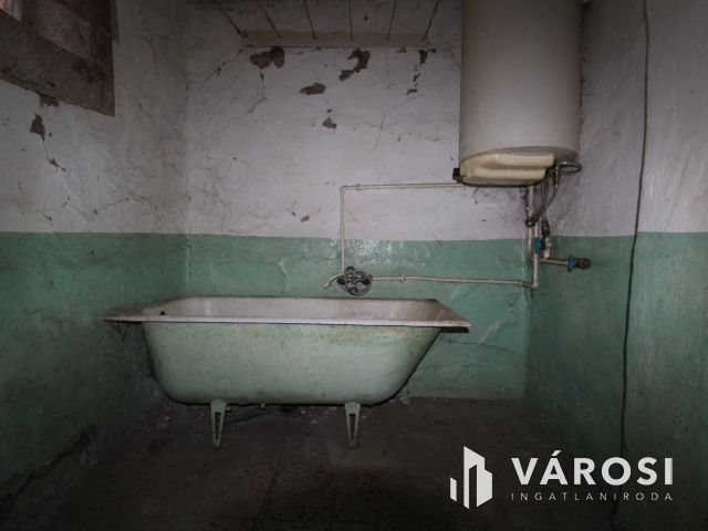 Sarkad teleki részén felújittandó 3 szobás családi ház eladó