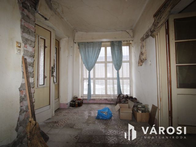 Sarkad teleki részén felújittandó 3 szobás családi ház eladó