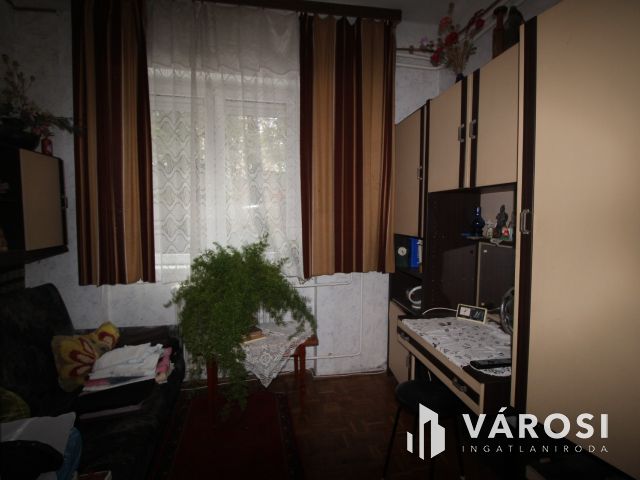 Tágas ház, nagy kert, vidéki hangulat Szombathelyen