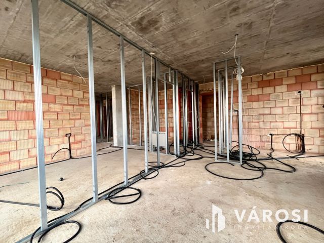 Modern új építésű lakás a Postakert szívében