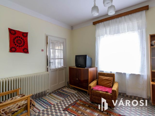 Tégla építésű kis ház Enyingen, sok lehetőséggel