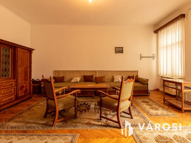 Világos erkélyes polgári lakás a VII. kerületben