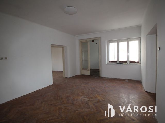 Impozáns kúria épület, az Alpokalján lévő Peresznyén