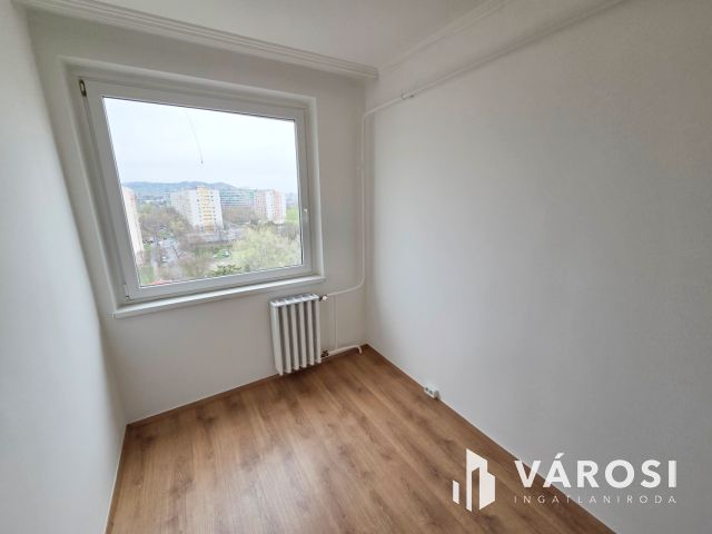 Igényesen felújított panel lakás jó helyen