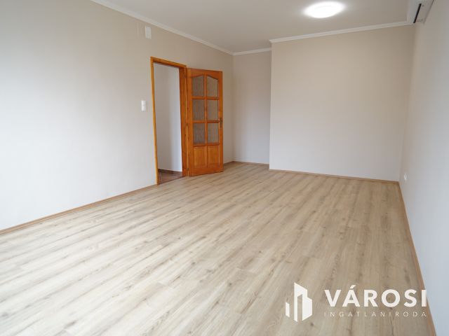 Platán soron, felújított cirkós lakás!